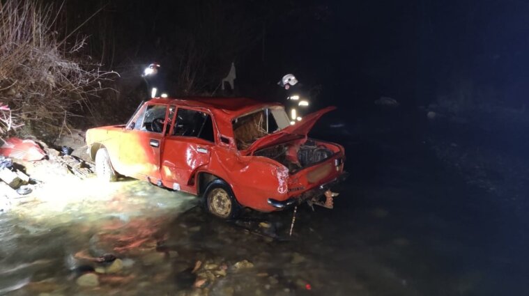 В Ивано-Франковской области автомобиль упал в реку с 20-метровой высоты