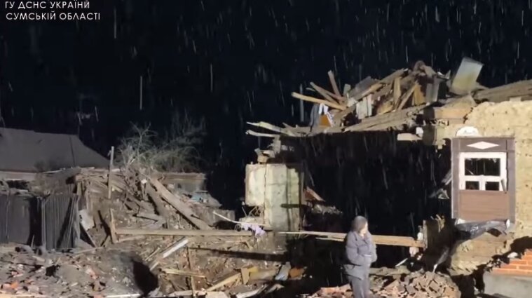 Російська авіація вдарила по житлових будинках Лебедина (відео)