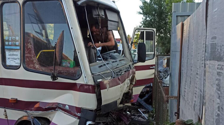 В Ужгороде столкнулись легковушка и автобус: есть погибший