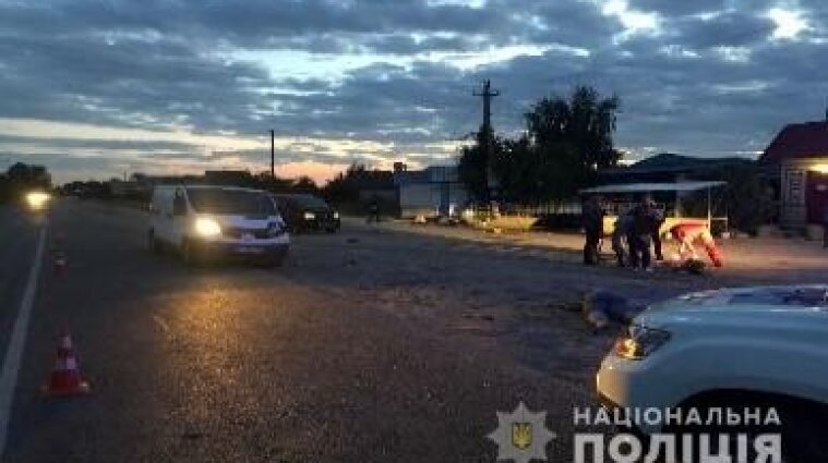 Вибігли на дорогу: водій на Херсонщині насмерть збив матір з донькою