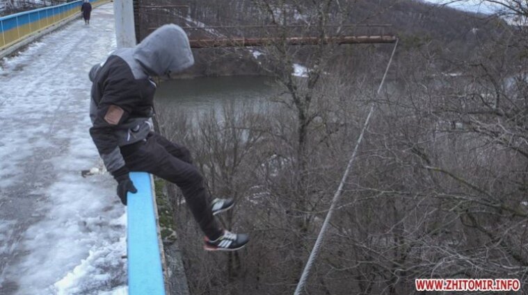 Поссорился с девушкой: на Житомирщине подросток прыгнул с 30-метрового моста и выжил - видео