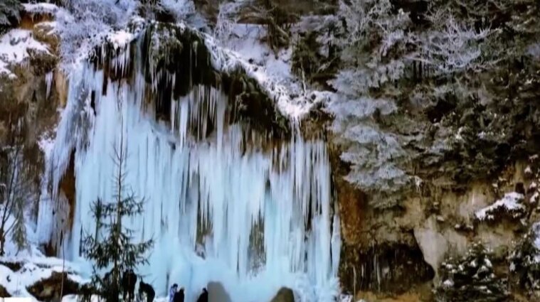 Туристы массово едут в Румынию, чтобы полюбоваться замерзшими водопадами (видео)