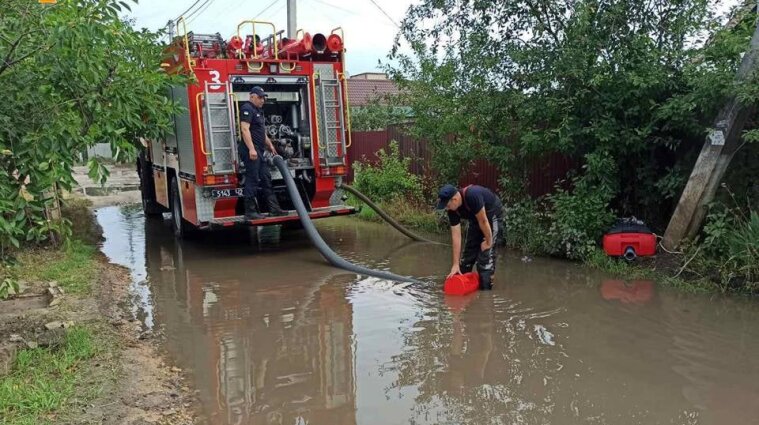 У Херсонській області дощі затопили подвір'я та будинки