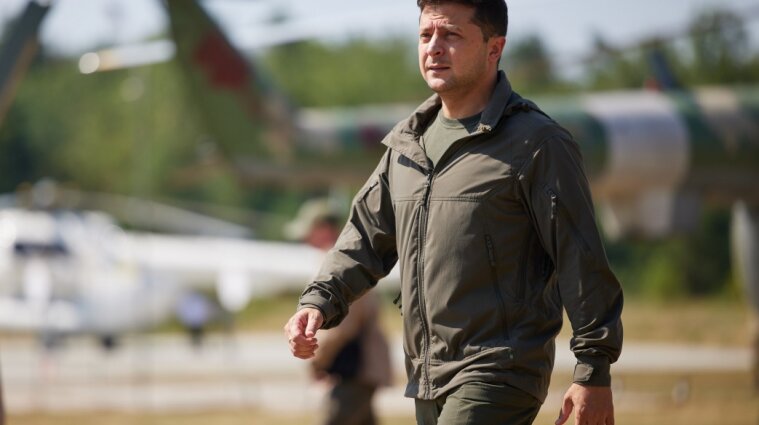 Президент поехал на восток Украины, чтобы встретиться с военными из зоны ООС