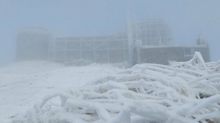 Зима пришла: в Карпатах сильный туман и мороз