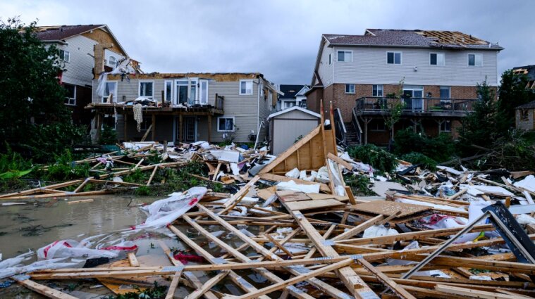 Мощное торнадо в Канаде разрушило дома и повалило деревья - фото