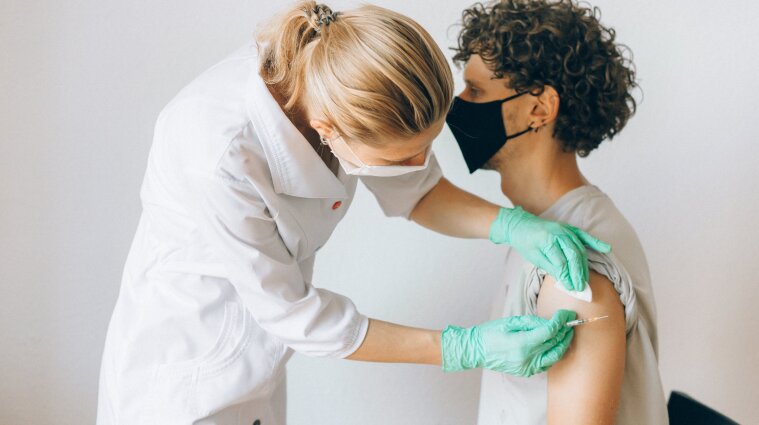 Стало відомо, якою вакциною не можна робити бустерне щеплення проти коронавірусу