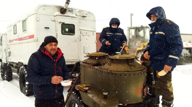 Рятувальники попередили про складні погодні умови в Україні - фото