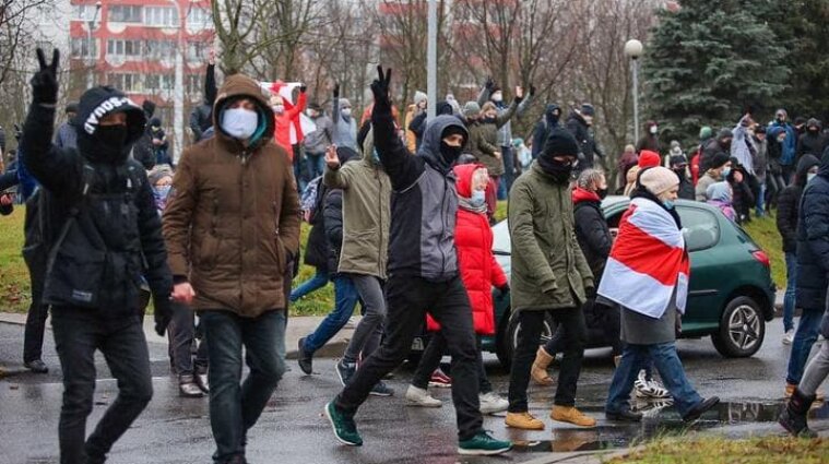 Правозахисники заявили про майже 400 затриманих на акціях у Білорусі