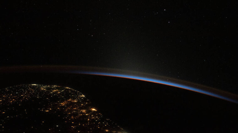 NASA показало, как выглядит смена дня и ночи над Землей - фото