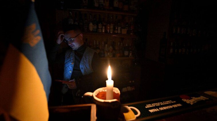 В Yasno спрогнозировали, сколько часов украинцы будут без света зимой
