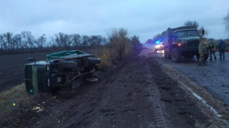 В Николаевской области перевернулся грузовик: двое пострадавших