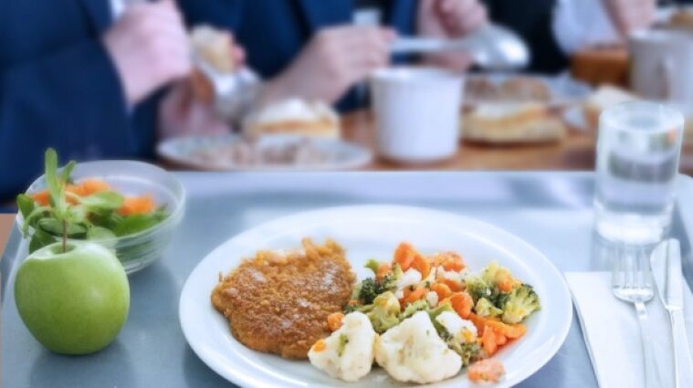 Нові норми харчування у школах: чого не має бути в меню та буфетах