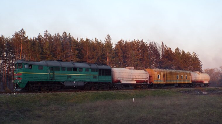 Пожары в Луганской области: спасатели привлекли пожарный поезд