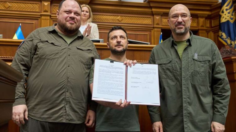 Зеленский, Шмигаль и Стефанчук подписали заявление о членстве Украины в ЕС