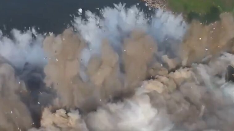 В Китае за десять секунд разрушили мост - видео