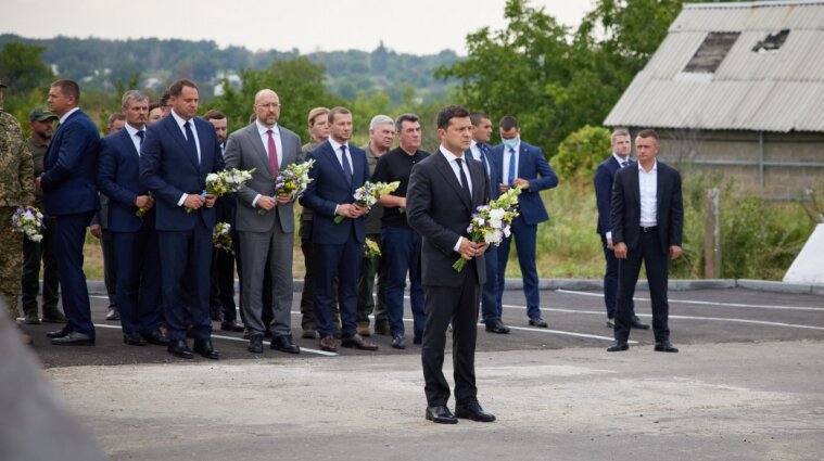 Зеленський на Донбасі вшанував пам’ять загиблих захисників Авдіївки