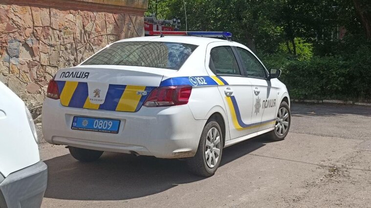 Троє шахраїв у Києві продавали автівки, призначені для ЗСУ