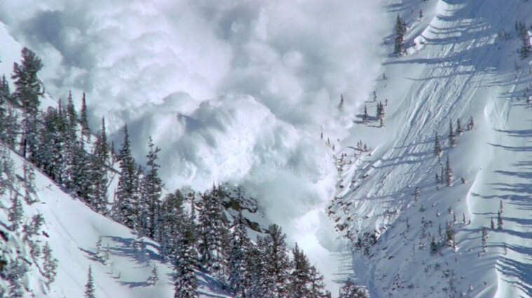 Рятувальники попередили про можливе сходження лавини в Карпатах