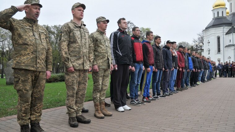 Стало відомо, скільки цьогоріч українців заберуть на строкову військову службу