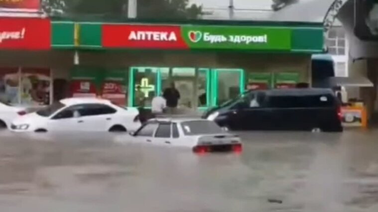 В оккупированном Крыму дожди затопили улицы - видео