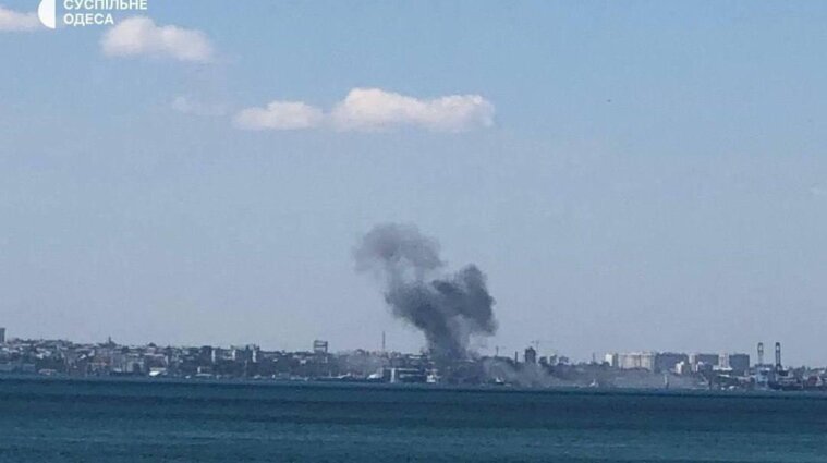 Рашисты 23 июля атаковали Одессу: две ракеты попали в морской торговый порт