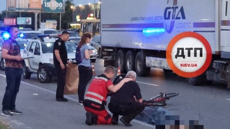 В Киеве пьяный толкнул велосипедиста под колеса грузовика (видео)