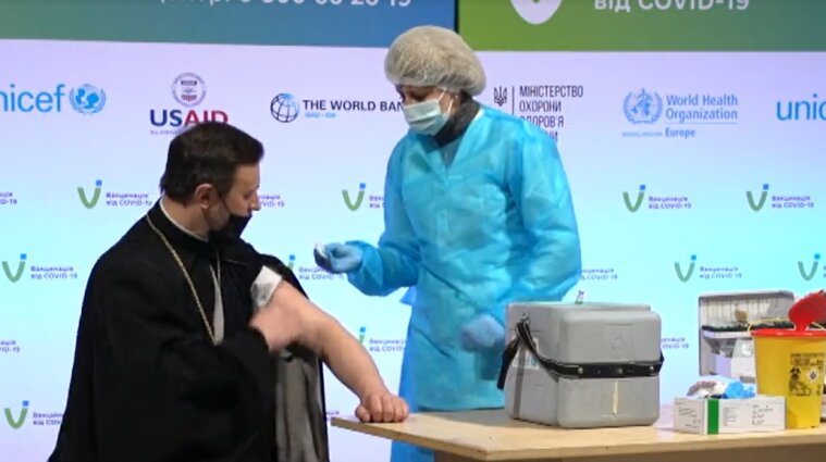 Священников в Украине вакцинировали против коронавируса в прямом эфире