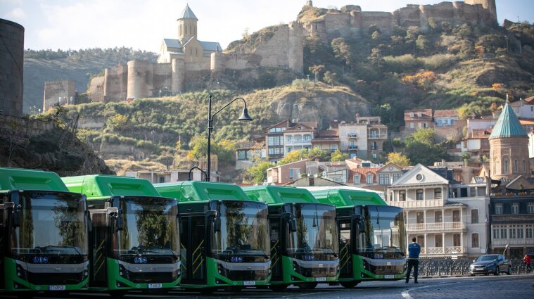 В Грузии запретили работу муниципальных автобусов и метро
