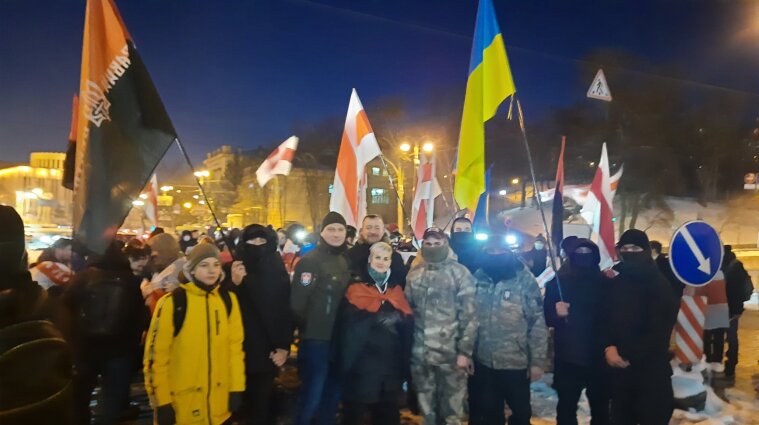На Михайловской площади в Киеве проходит шествие памяти Небесной Сотни - видео