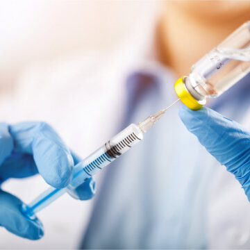 Вакцина є, але якість сумнівна: Україна отримала перші дози COVID-препарату з Індії