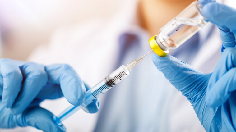 Велика Британія першою схвалила ковід-вакцину від Pfizer