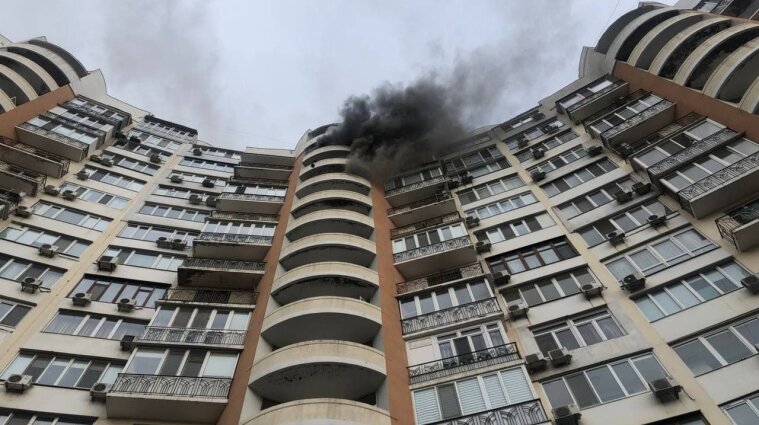 Одразу на 16-ти поверхах спалахнула пожежа в одеському хмарочосі - відео