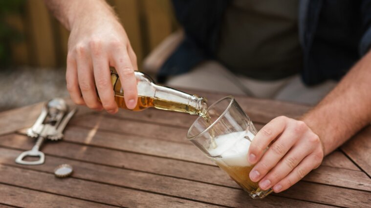 Алкогольные напитки запретили продавать военным в Харьковской области