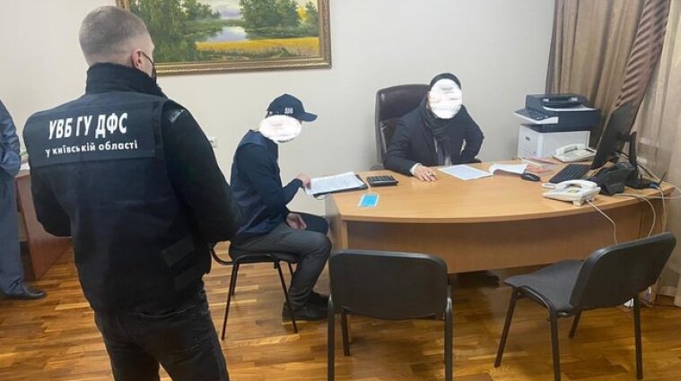 ТОП-чиновник Київської митниці 2 роки жив за кордоном, прикриваючись "липовими" лікарняними