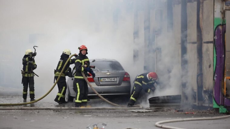 В Киеве произошел пожар: весь центр накрыло дымом - фото