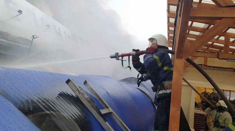 До пожежі у "Епіцентрі" в Первомайську можуть бути причетні двоє людей