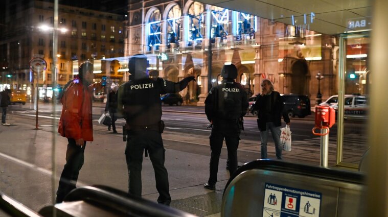 Теракт в Вене: суд взял под стражу восемь подозреваемых