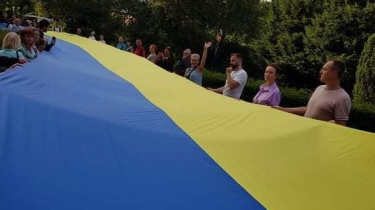 До Дня прапора в Нідерландах розгорнули 30-метровий блакитно-жовтий стяг (відео)