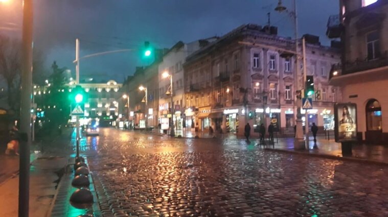 У Львові водій маршрутки наїхав на двох жінок і навіть не зупинився - фото