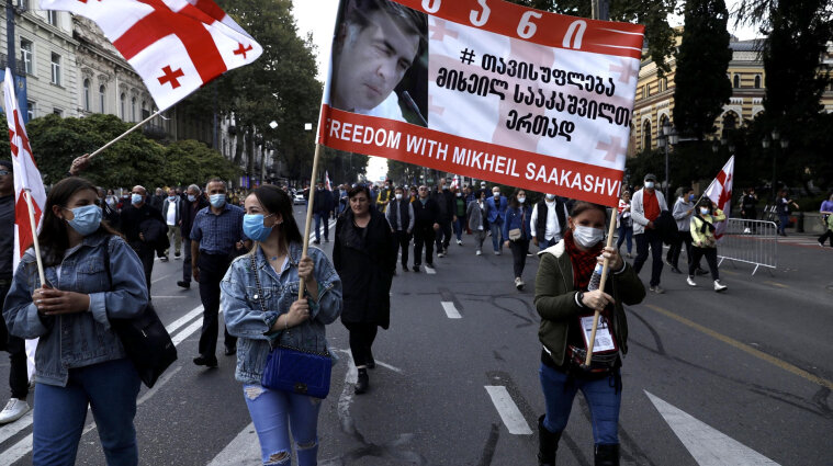 В Грузии около 50 тысяч человек требуют освобождения Саакашвили - фото, видео