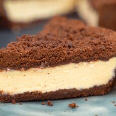 Прості рецепти смакоти: сирний пиріг з тертим шоколадом