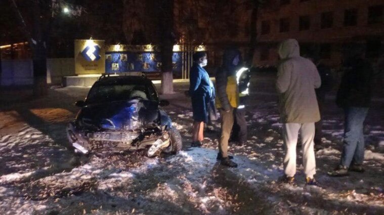 На Київщині п'яний водій так втікав від копів, що наїхав на одного з них (відео)