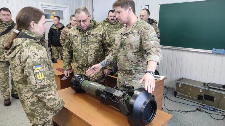В Украине военные изучают новое вооружение, которое передала Великобритания (фото)