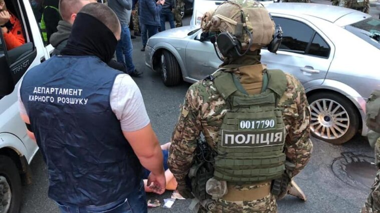 У центрі Києва затримали групу “валютних розбійників”, які потрапили у ДТП тікаючи від поліції
