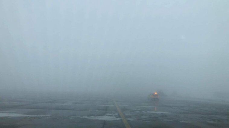 Львов утонул в густом тумане: в аэропорту отменили ряд рейсов (фото)