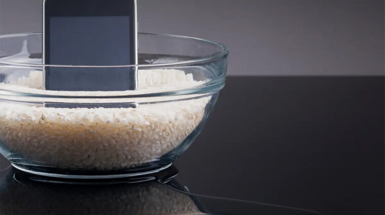 Рис не допоможе: що робити, якщо ви втопили  iPhone