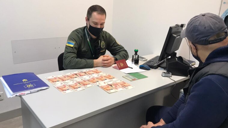 В  "Борисполе" россиянин предлагал пограничникам 75 тысяч рублей за пропуск в Украину