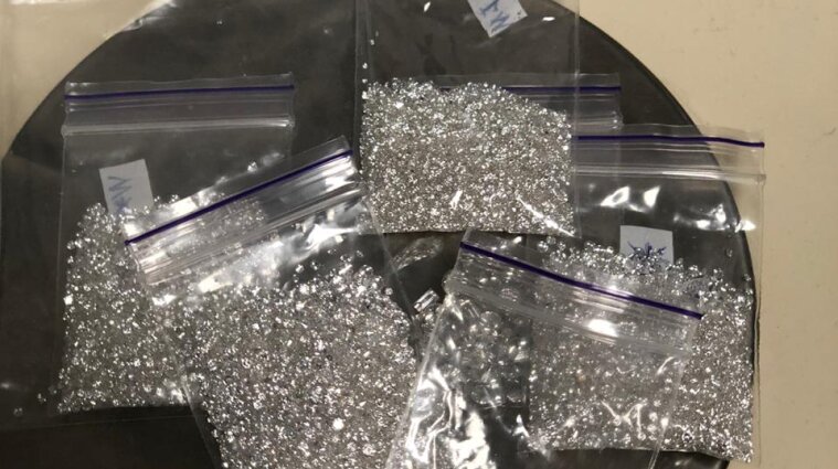 Туристы спрятали бриллианты на 15 млн грн в нижнем белье