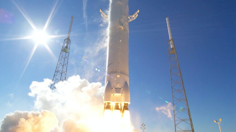 Вперше у 2022 році: SpaceX відправила в космос нові супутники Starlink (відео)